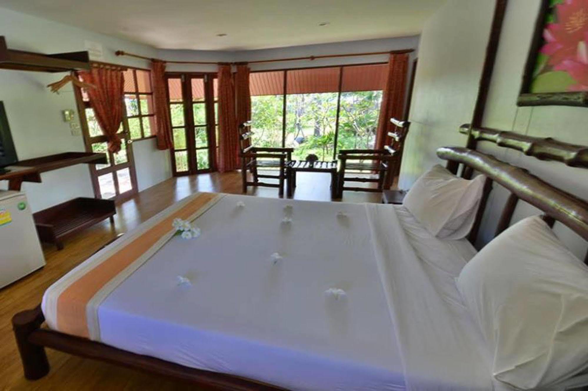 Alongkot Beach Resort Khanom Buitenkant foto
