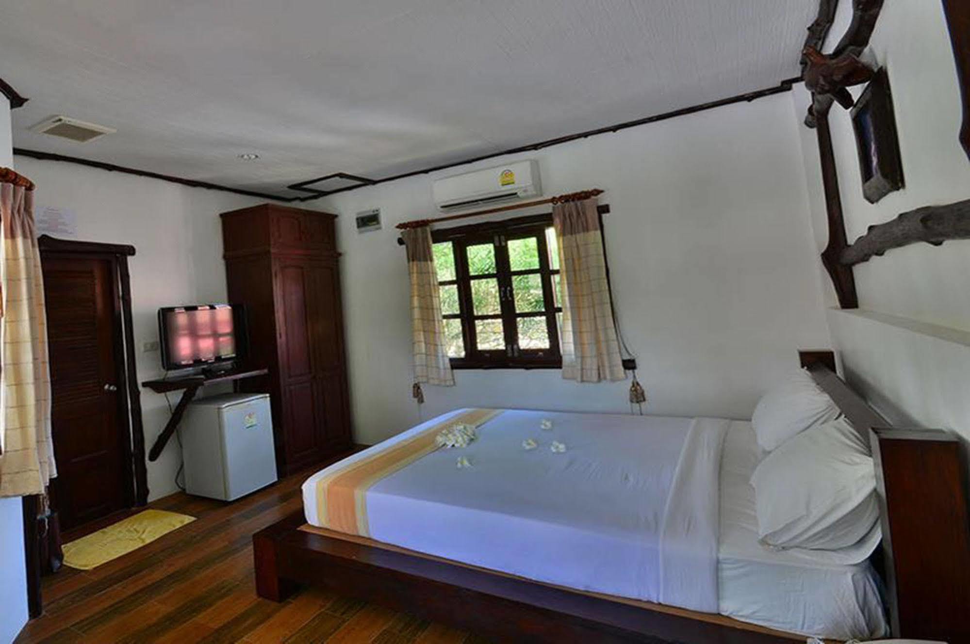 Alongkot Beach Resort Khanom Buitenkant foto